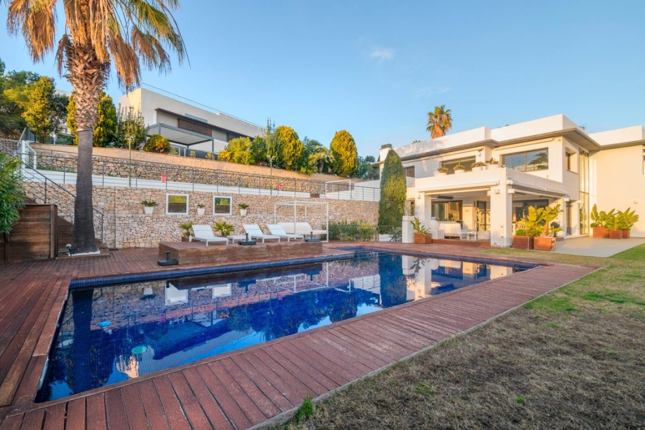 Luxury villa for sale in Sitges facing the golf course: exclusive mansion with private spa and large plot