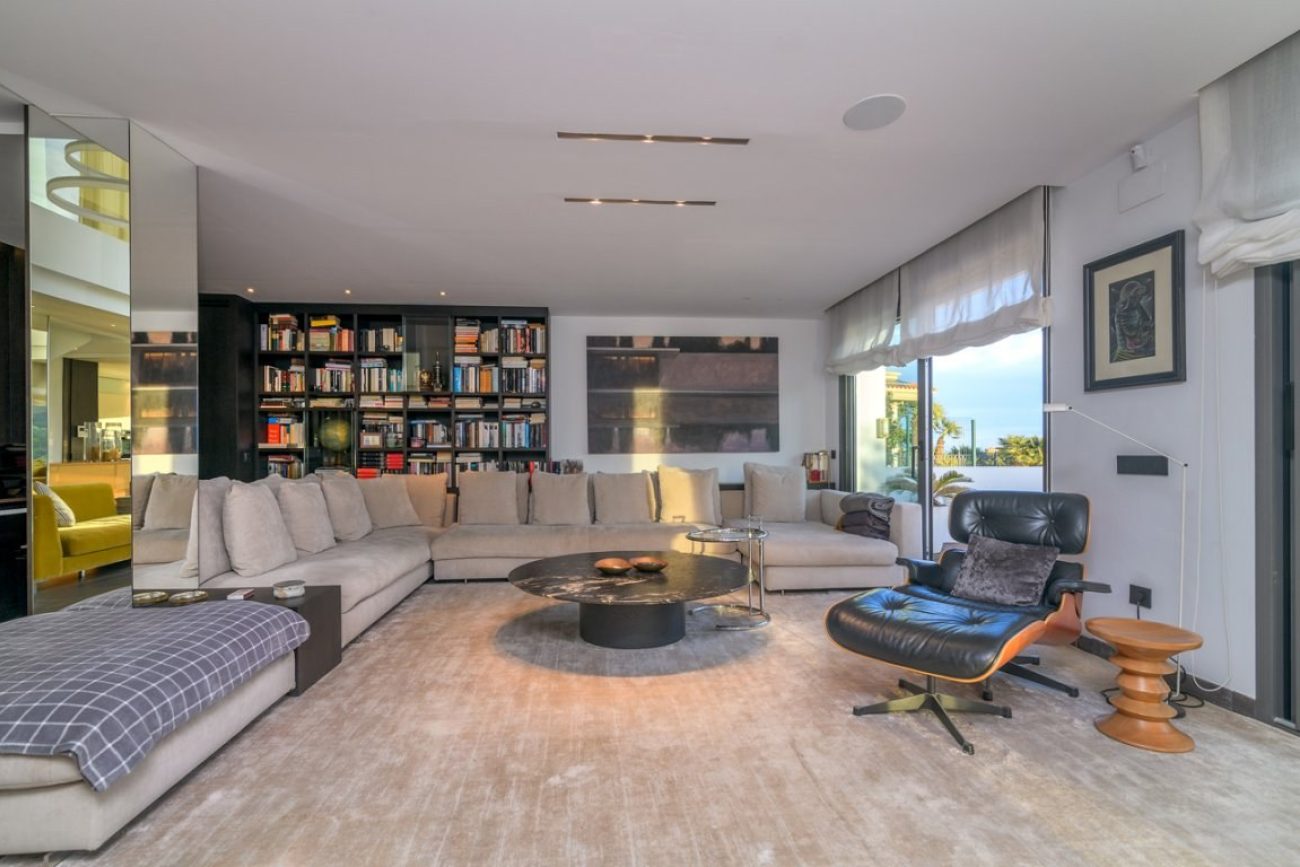 Luxury villa for sale in Sitges facing the golf course: exclusive mansion with private spa and large plot