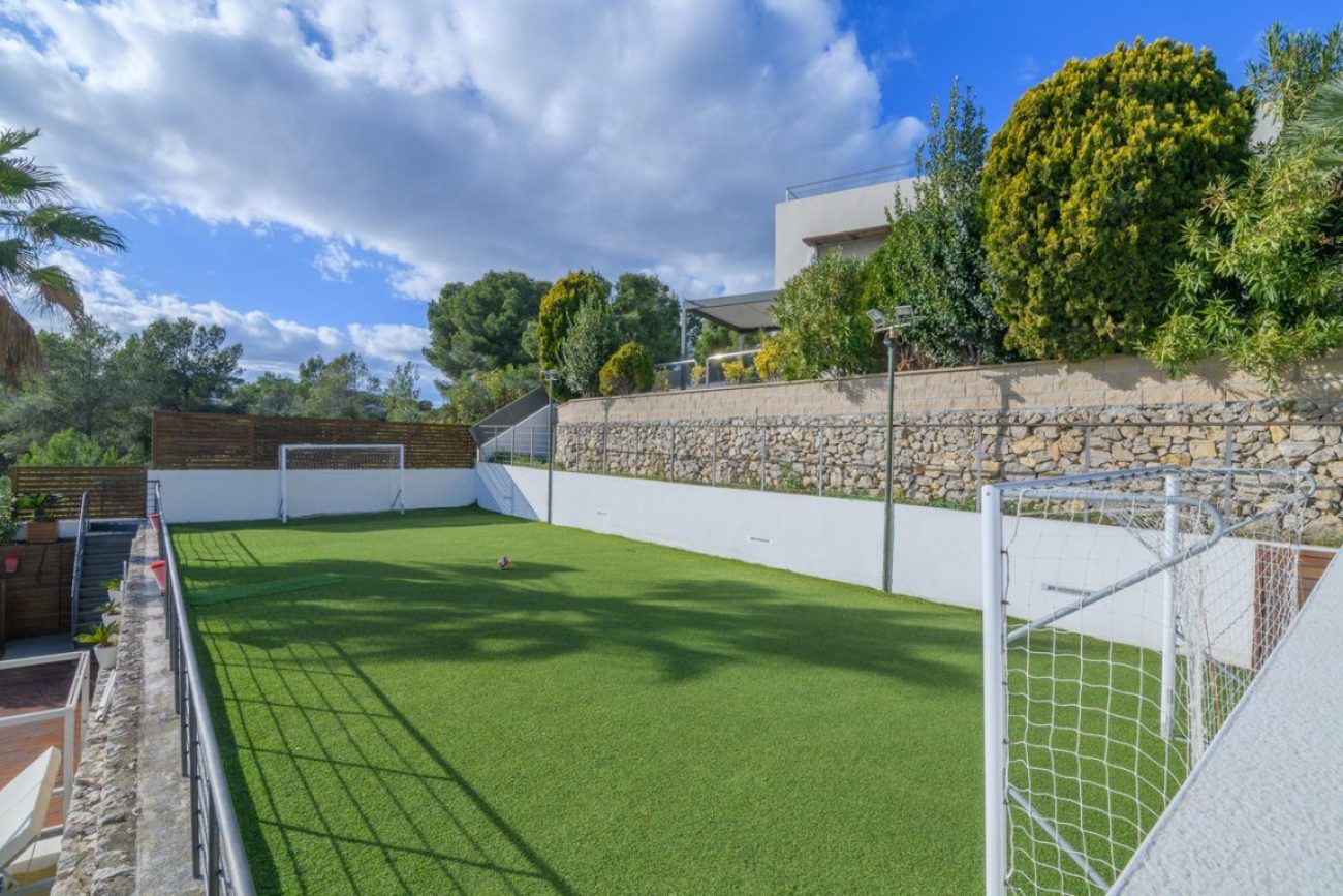 Luxury villa for sale in Sitges facing the golf course: exclusive mansion with private spa and large plot