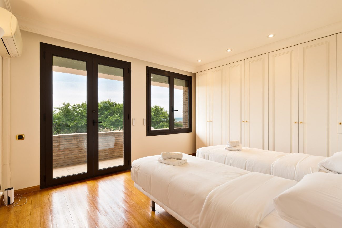 Luxurious villa close to the beach in Gava