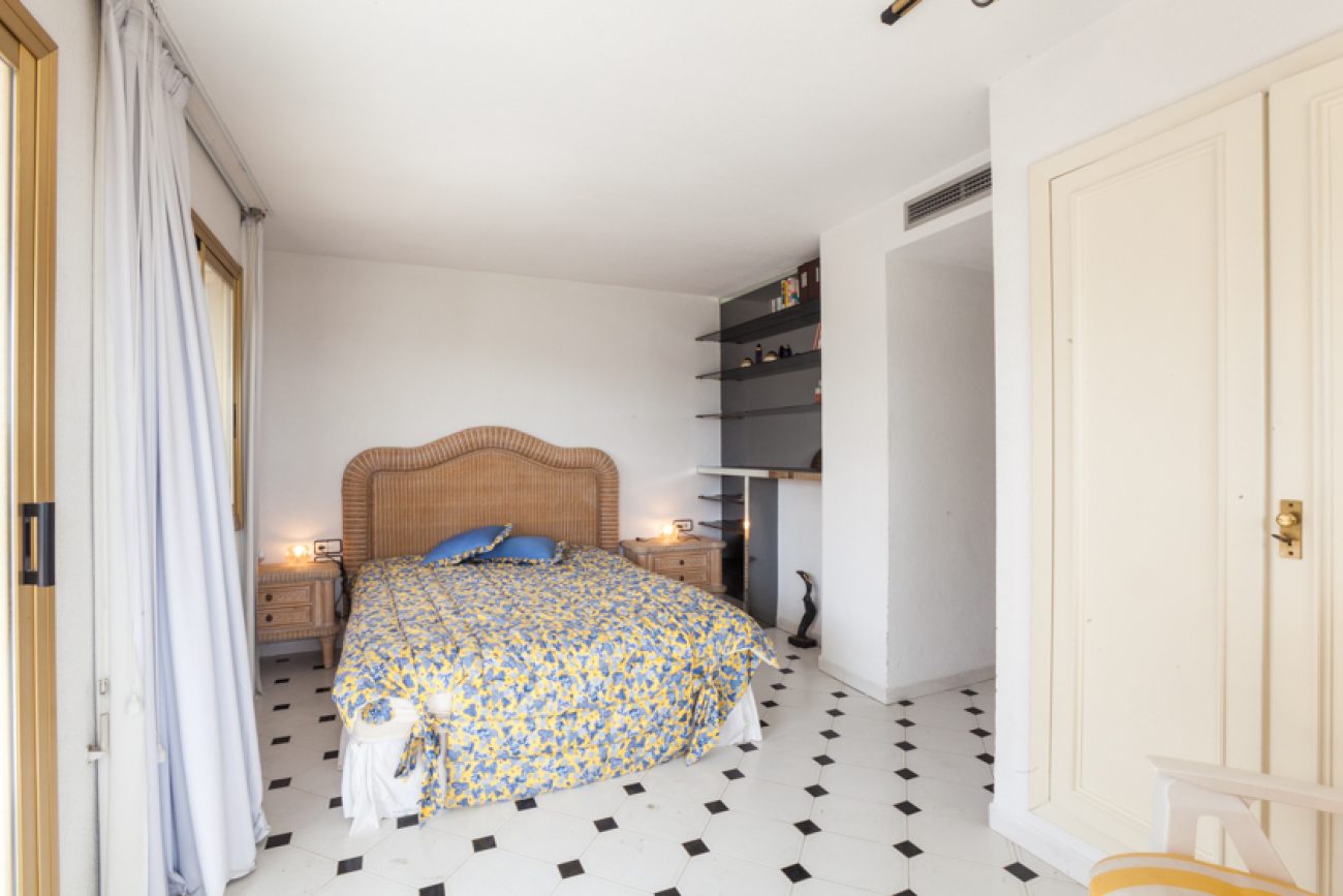 Penthouse with magnificent sea views close to the beach