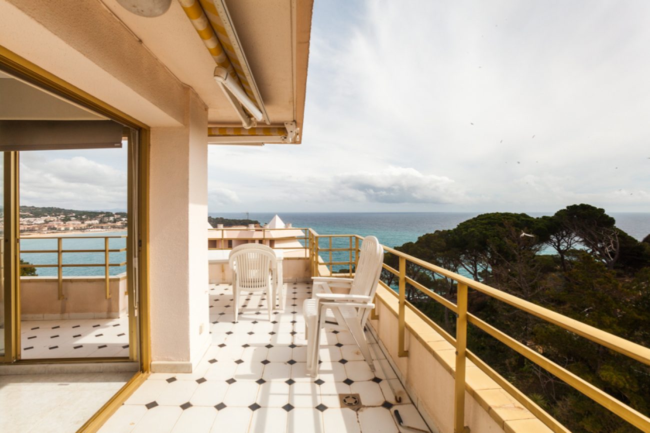 Penthouse with magnificent sea views close to the beach