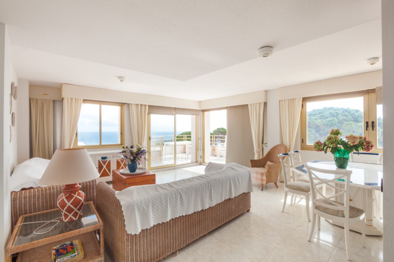 Penthouse with magnificent sea views close to the beach