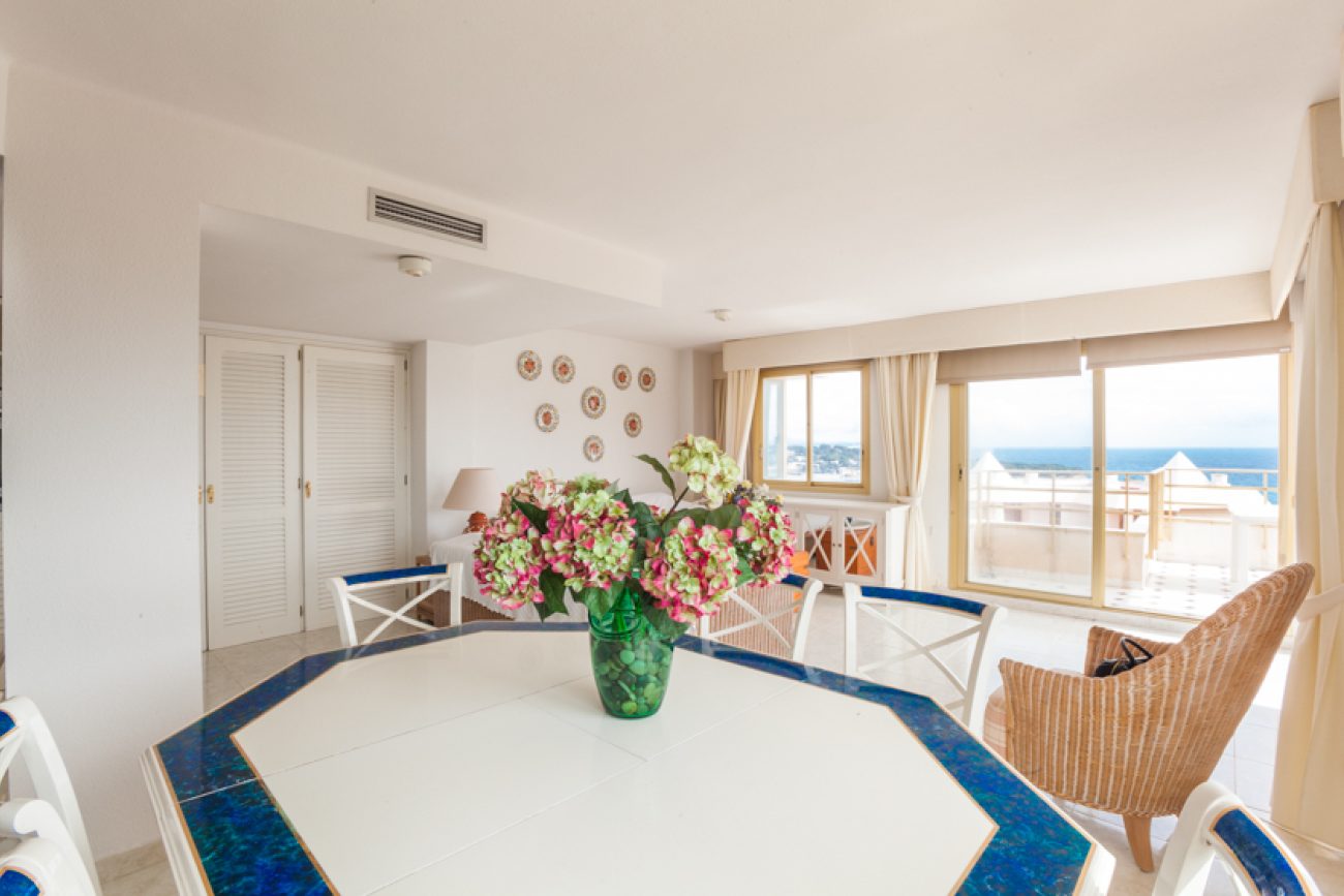 Penthouse with magnificent sea views close to the beach