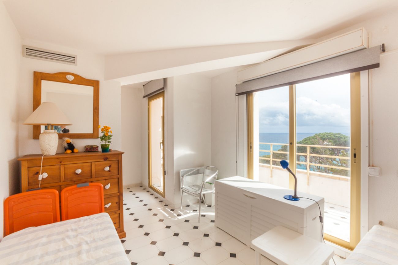 Penthouse with magnificent sea views close to the beach