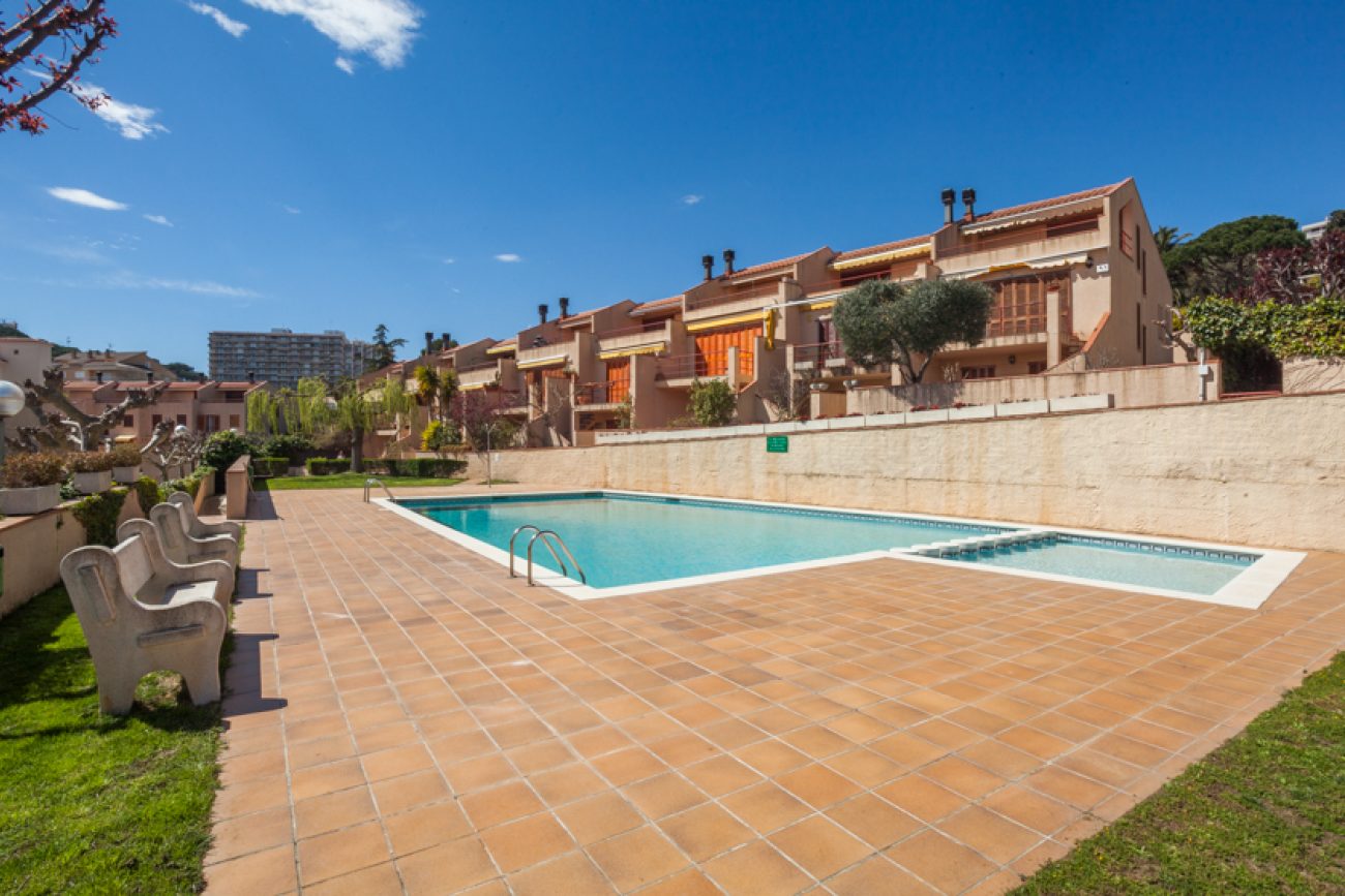 Terraced house with sea views by Sant Pol beach