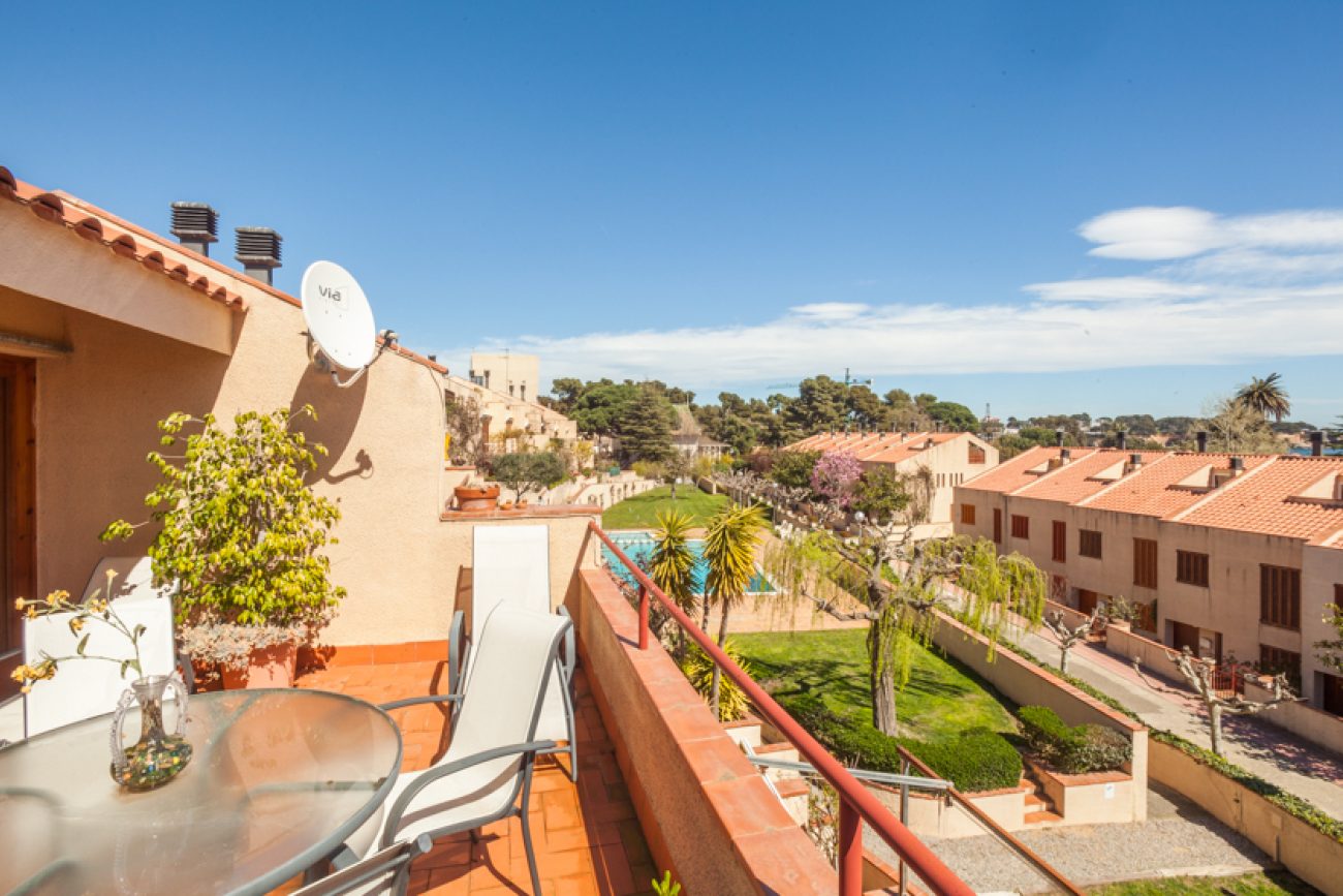 Terraced house with sea views by Sant Pol beach