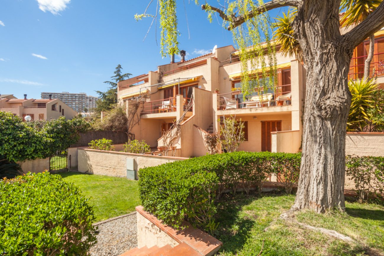 Terraced house with sea views by Sant Pol beach