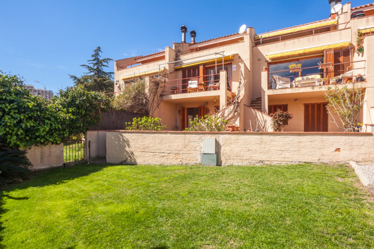 Terraced house with sea views by Sant Pol beach