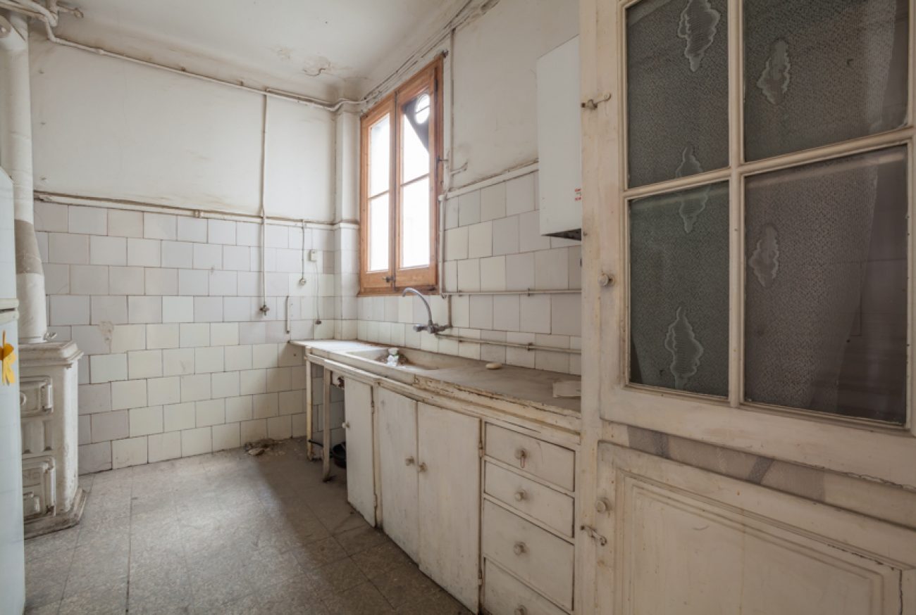The apartment is in the heart of Barcelona, with views of the Angel Square