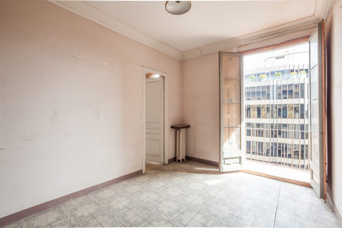 The apartment is in the heart of Barcelona, with views of the Angel Square