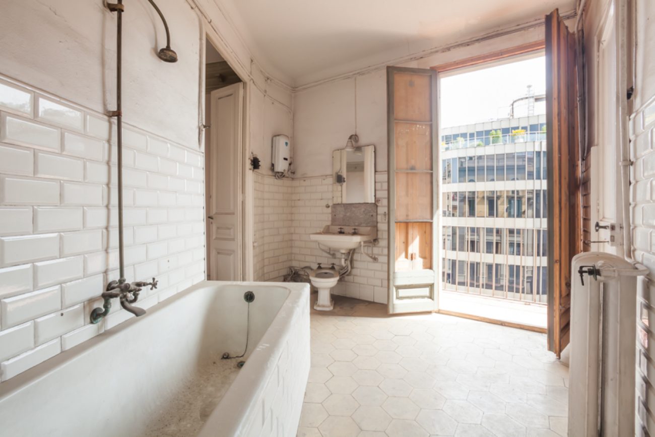 The apartment is in the heart of Barcelona, with views of the Angel Square