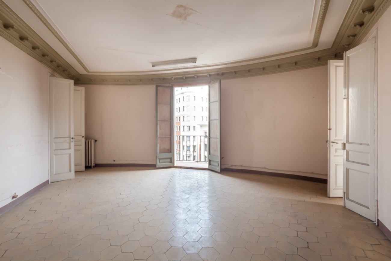 The apartment is in the heart of Barcelona, with views of the Angel Square