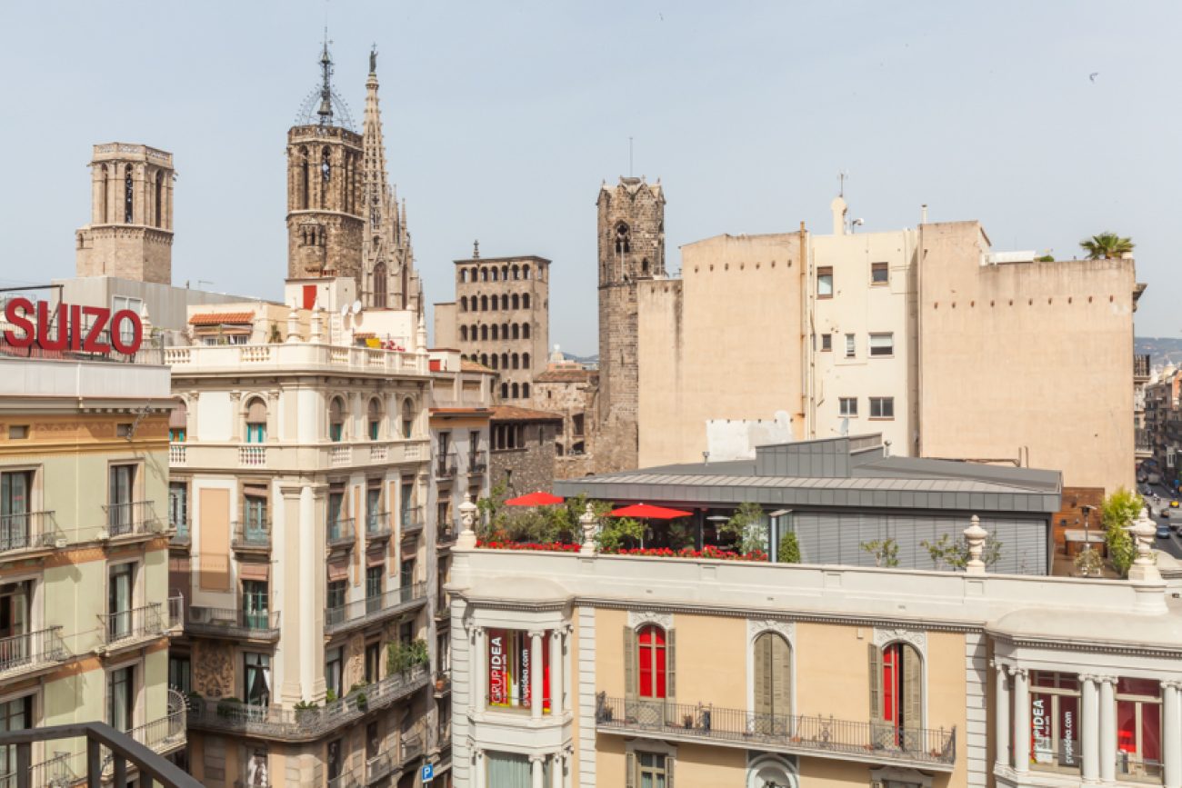 The apartment is in the heart of Barcelona, with views of the Angel Square