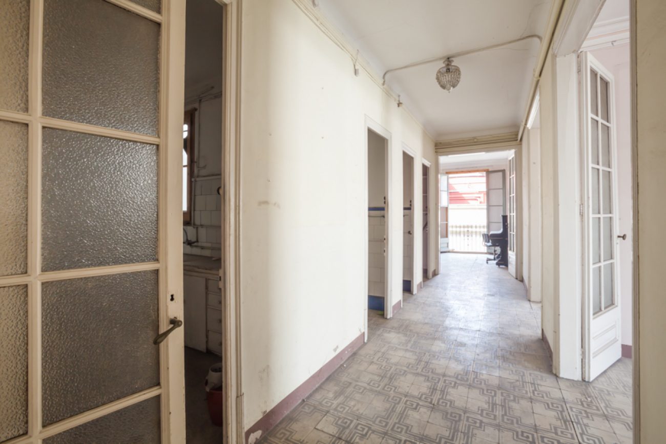 The apartment is in the heart of Barcelona, with views of the Angel Square