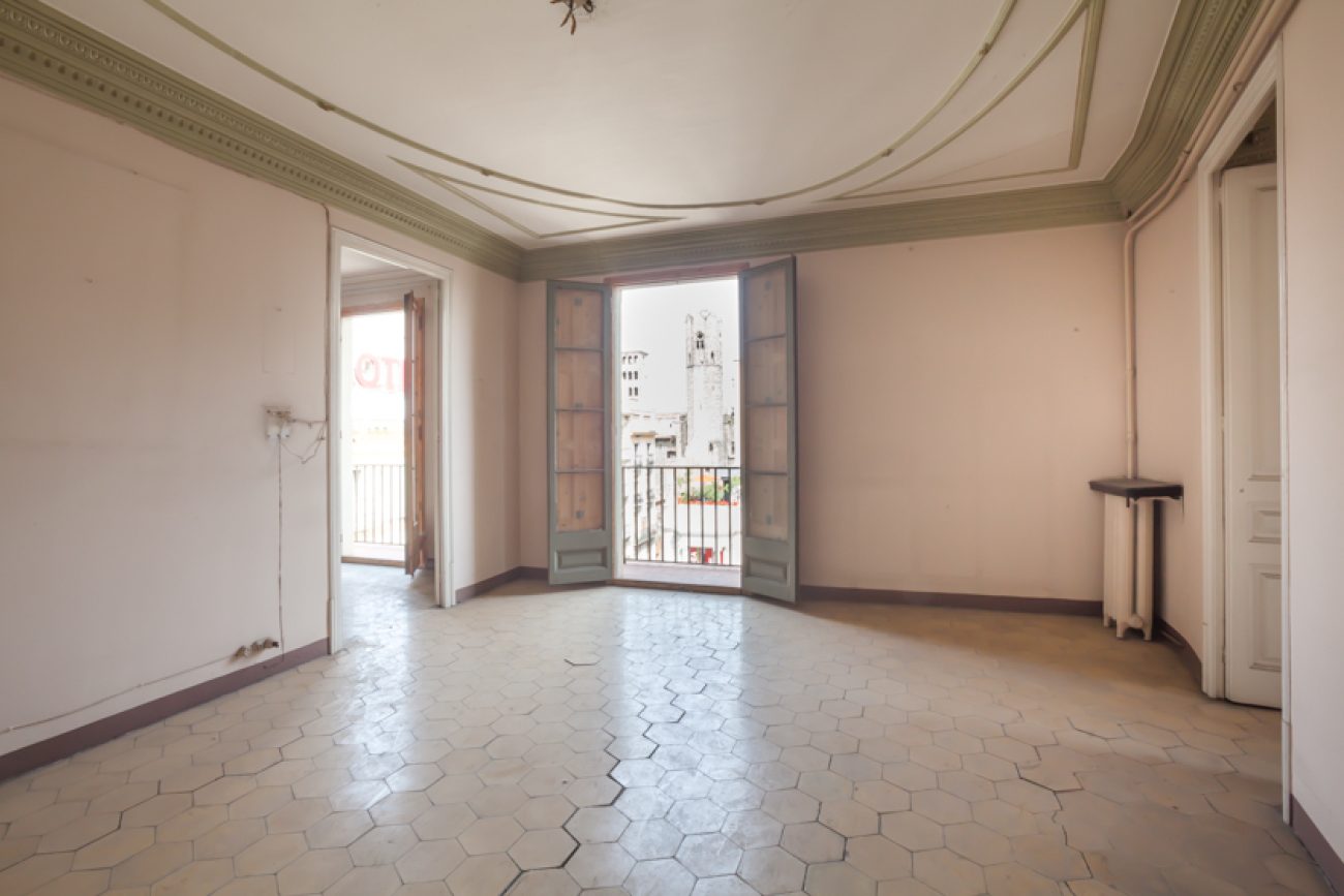 The apartment is in the heart of Barcelona, with views of the Angel Square