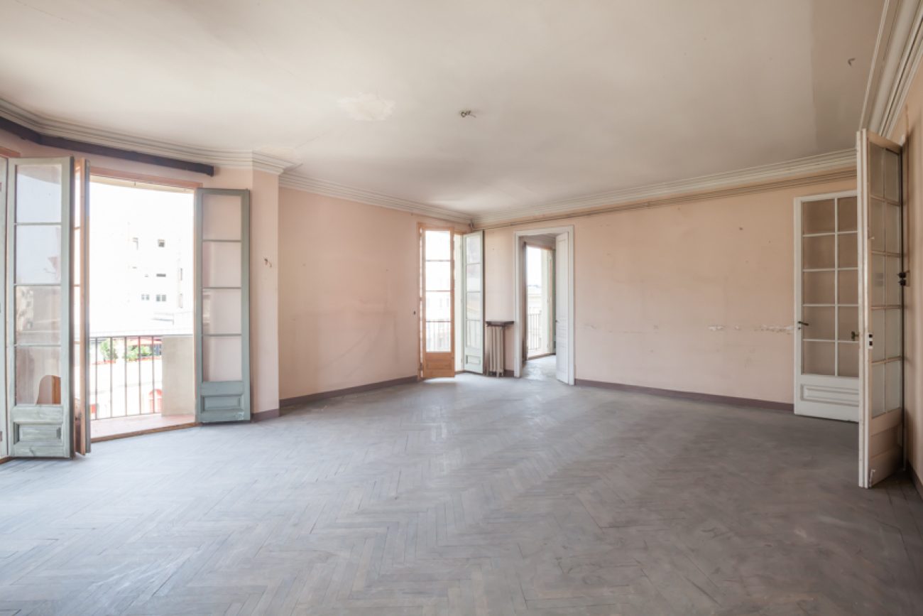 The apartment is in the heart of Barcelona, with views of the Angel Square