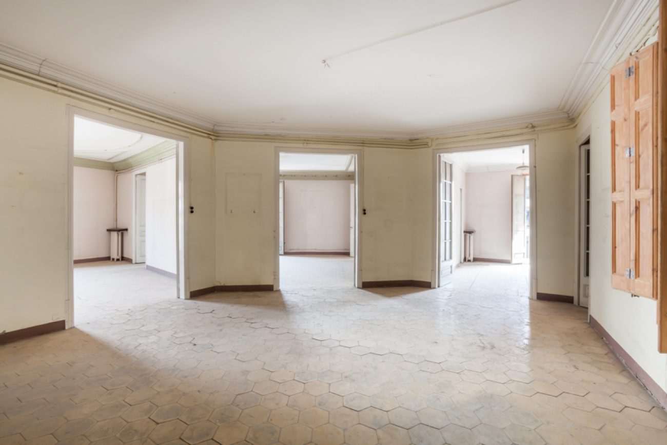 The apartment is in the heart of Barcelona, with views of the Angel Square