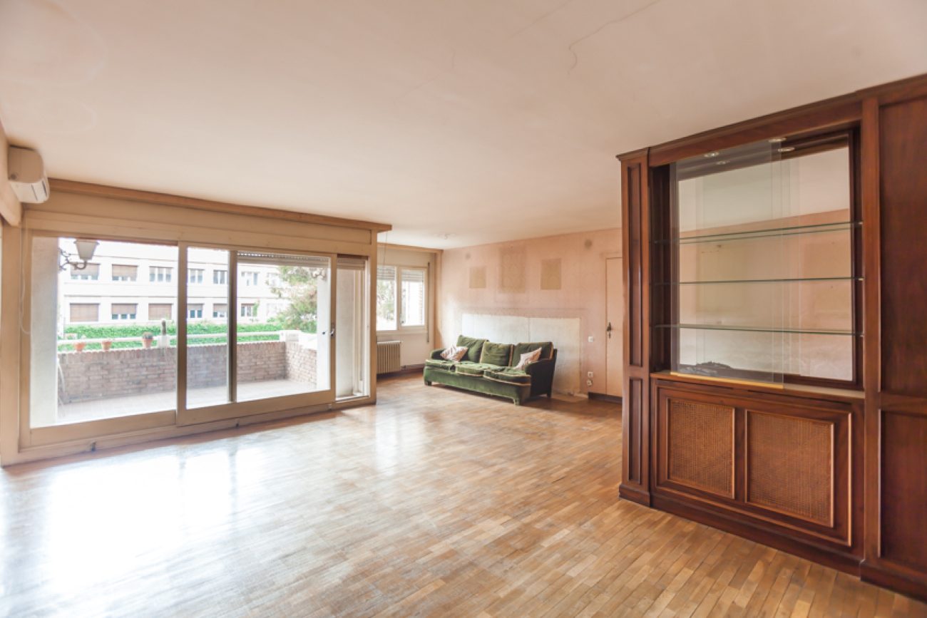 Excellent apartment for renovation in the elite area of Sarria