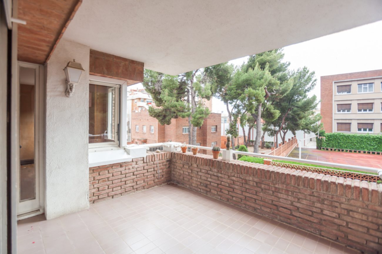 Excellent apartment for renovation in the elite area of Sarria