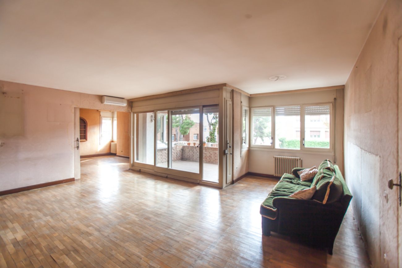 Excellent apartment for renovation in the elite area of Sarria