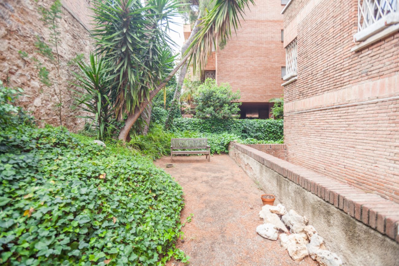 Excellent apartment for renovation in the elite area of Sarria