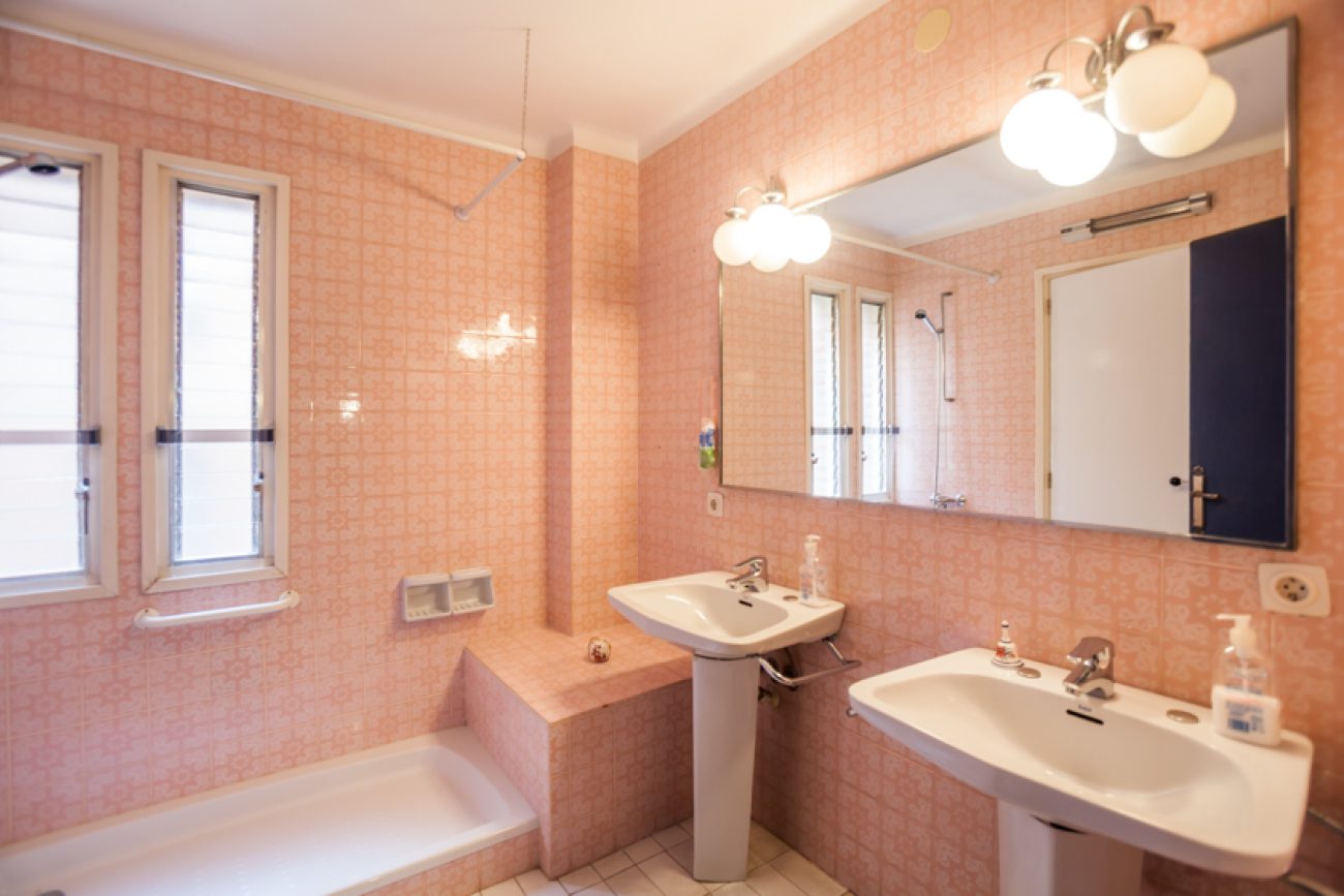 Excellent apartment for renovation in the elite area of Sarria