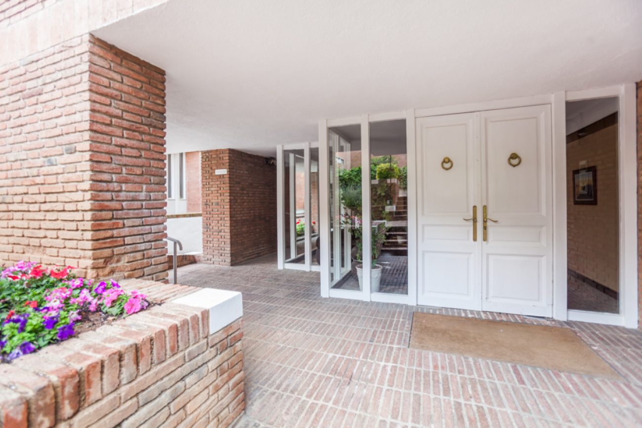 Excellent apartment for renovation in the elite area of Sarria