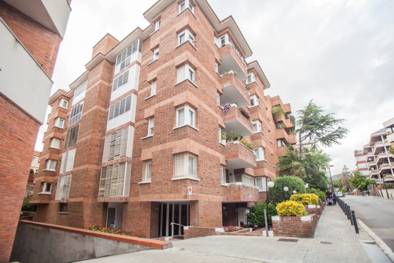 Excellent apartment for renovation in the elite area of Sarria