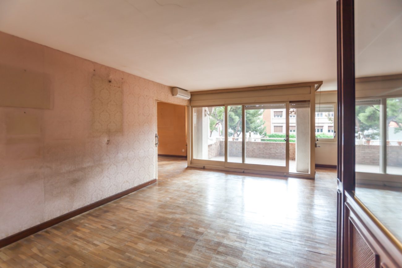 Excellent apartment for renovation in the elite area of Sarria