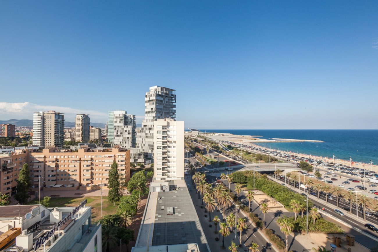 Renovated flat by the beach with amazing sea views