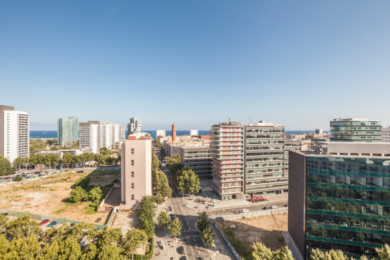 Apartment with panoramic views of the sea and Barcelona for rent