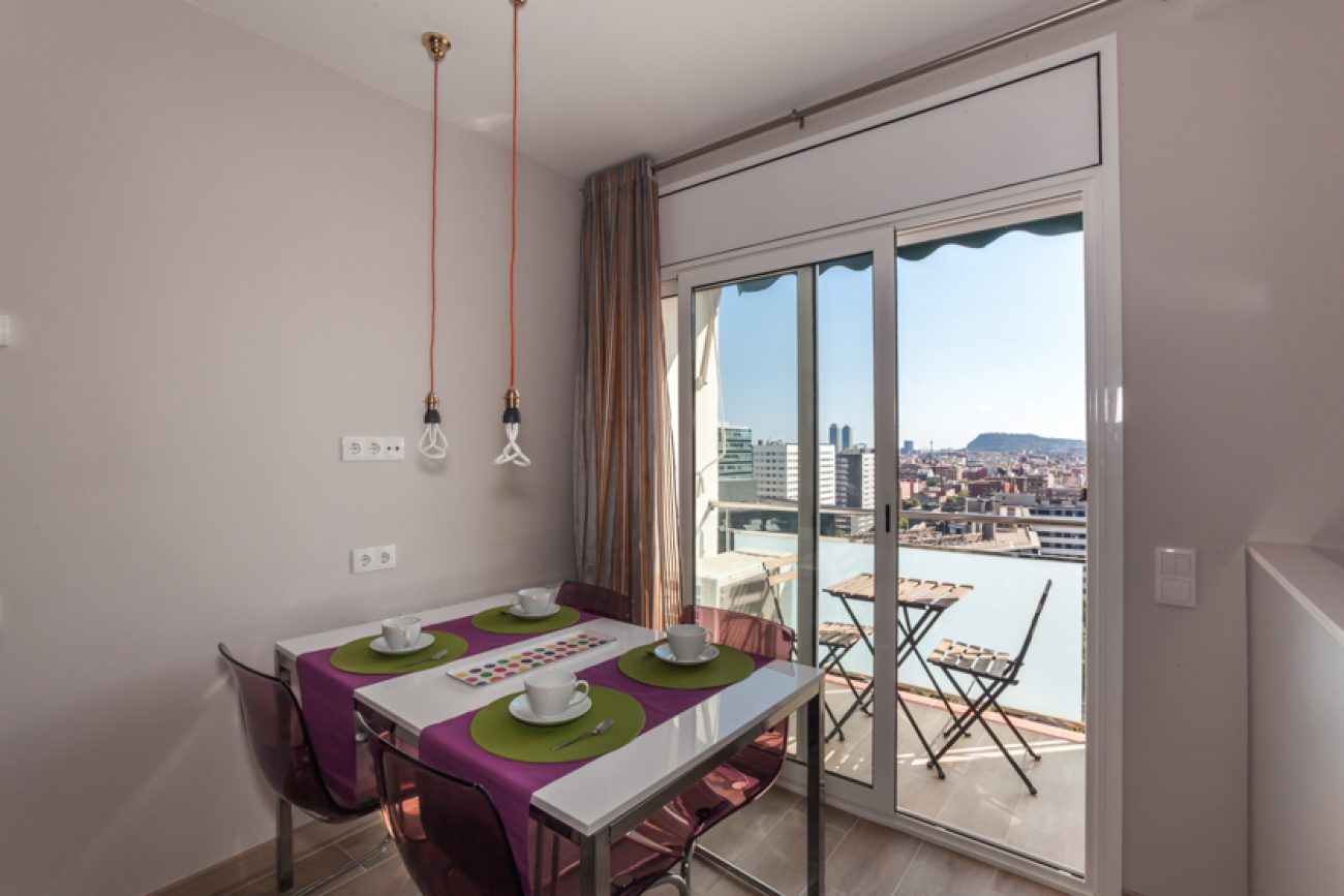 Apartment with panoramic views of the sea and Barcelona for rent