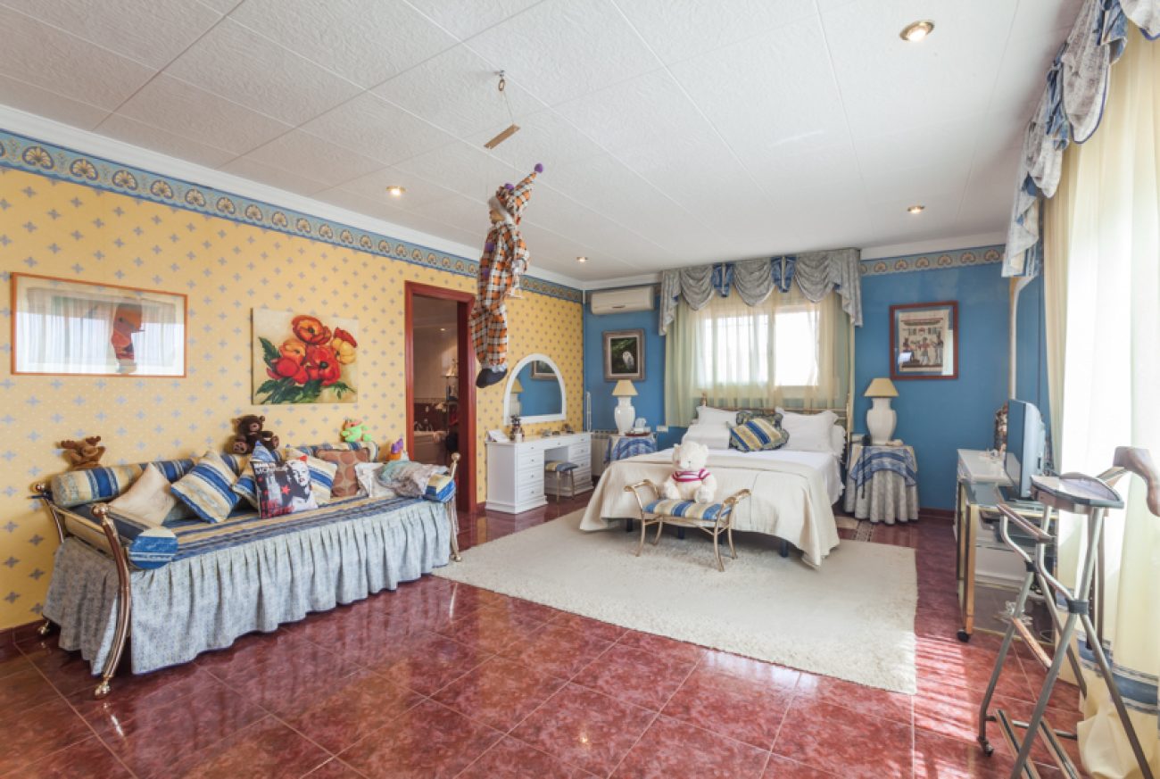 Big house with views in Viladecans