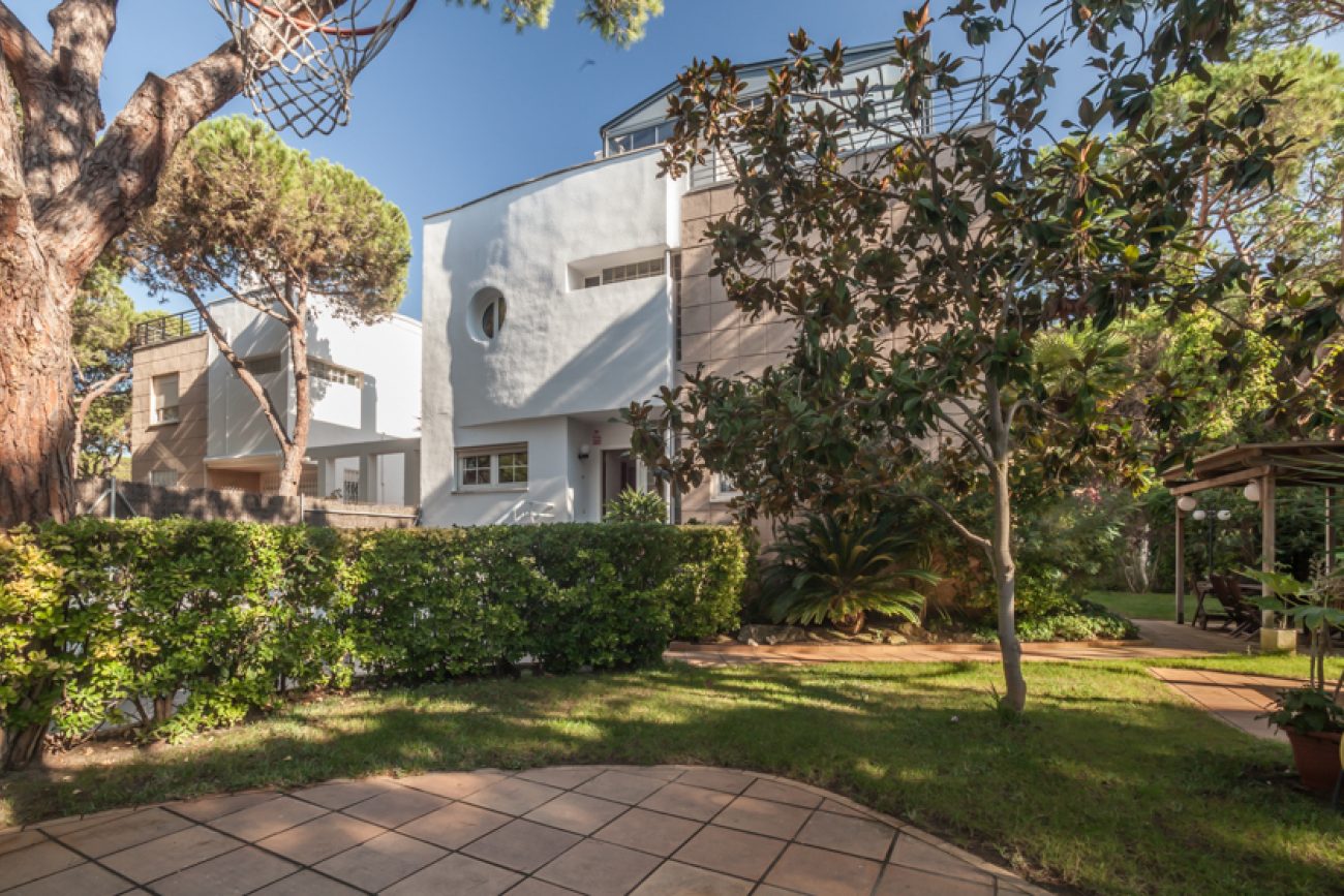 Detached Villa Available in Gavà Mar