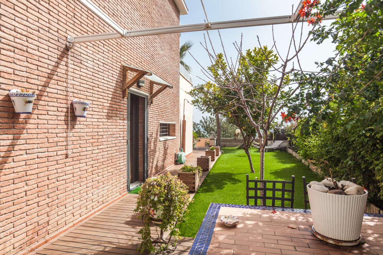 Terraced house with spectacular sea views  in Castelldefels