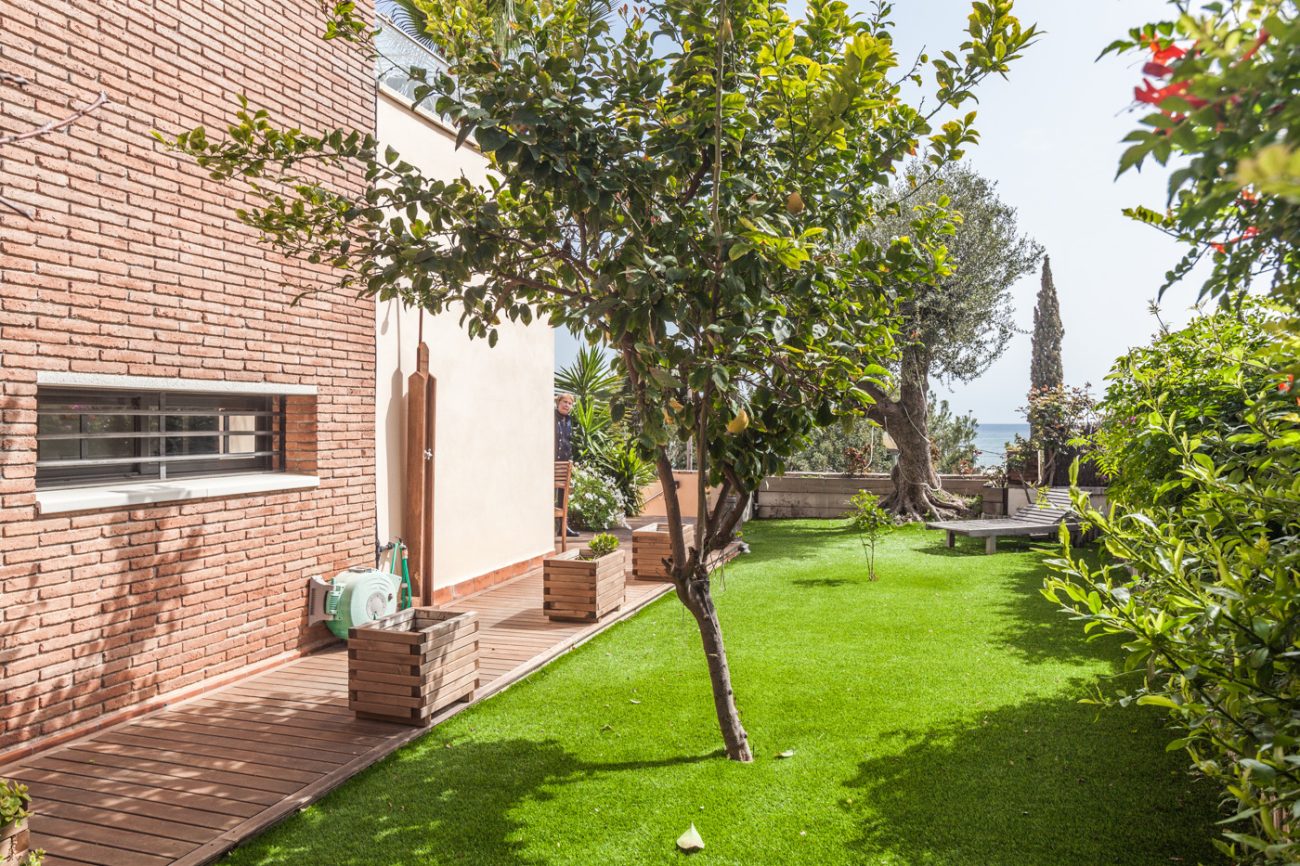 Terraced house with spectacular sea views  in Castelldefels