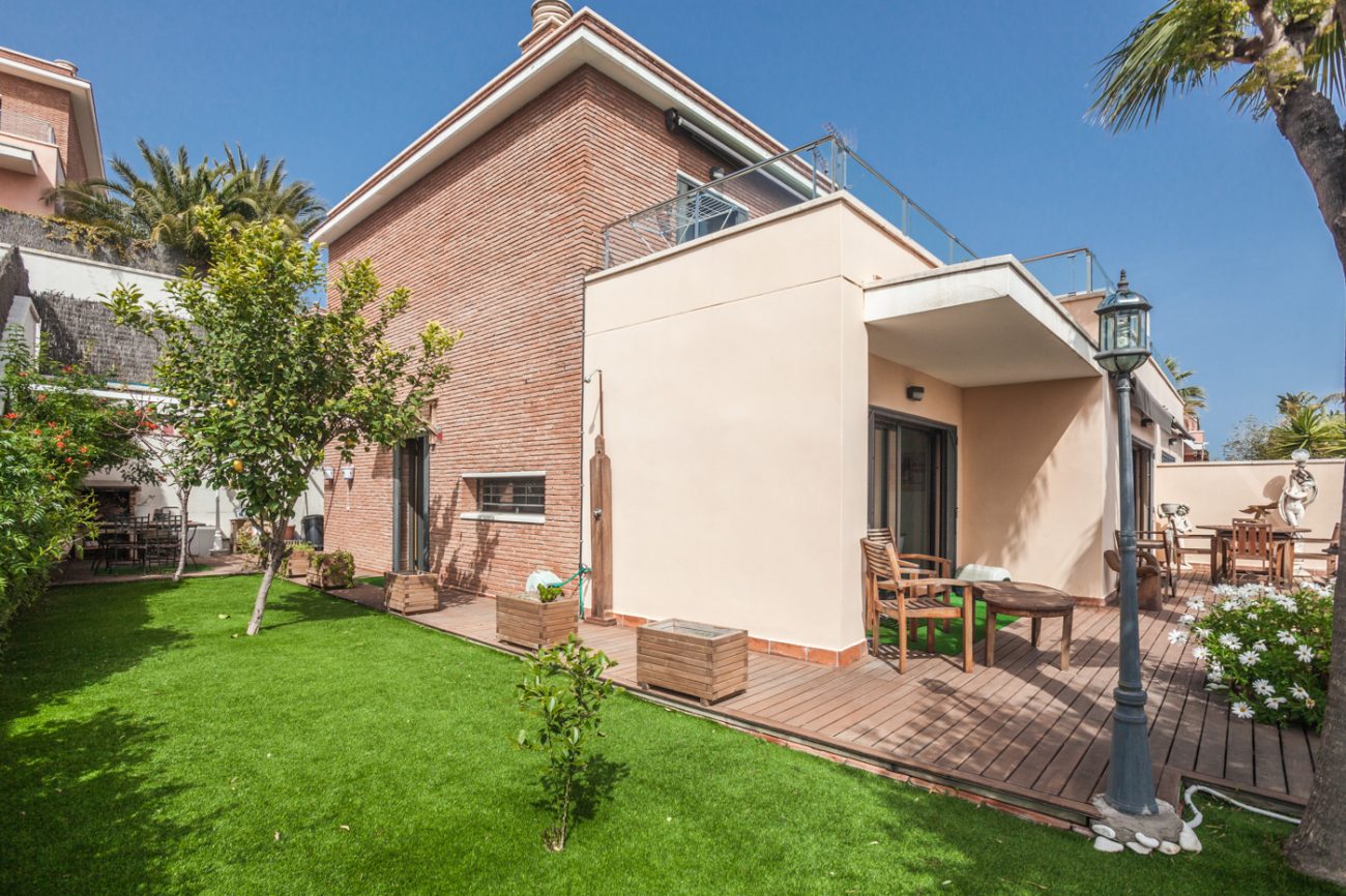 Terraced house with spectacular sea views  in Castelldefels