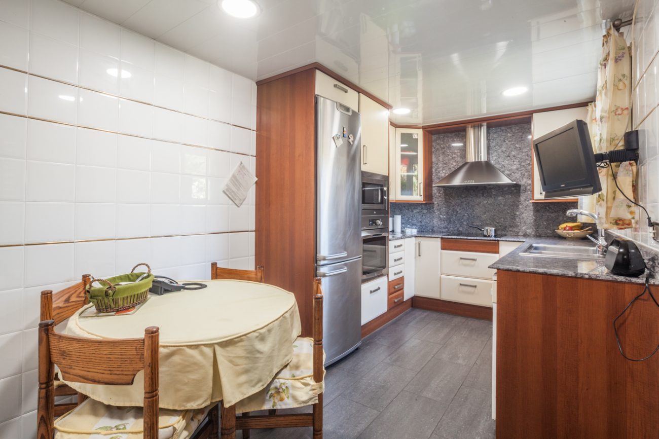 Big semi-detached house in excellent area of Gava