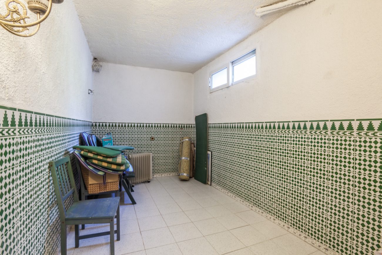 Big semi-detached house in excellent area of Gava