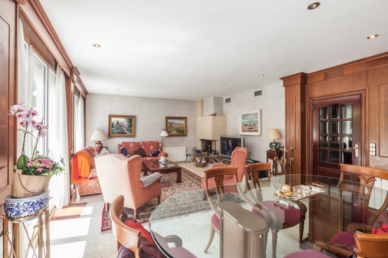 Big semi-detached house in excellent area of Gava