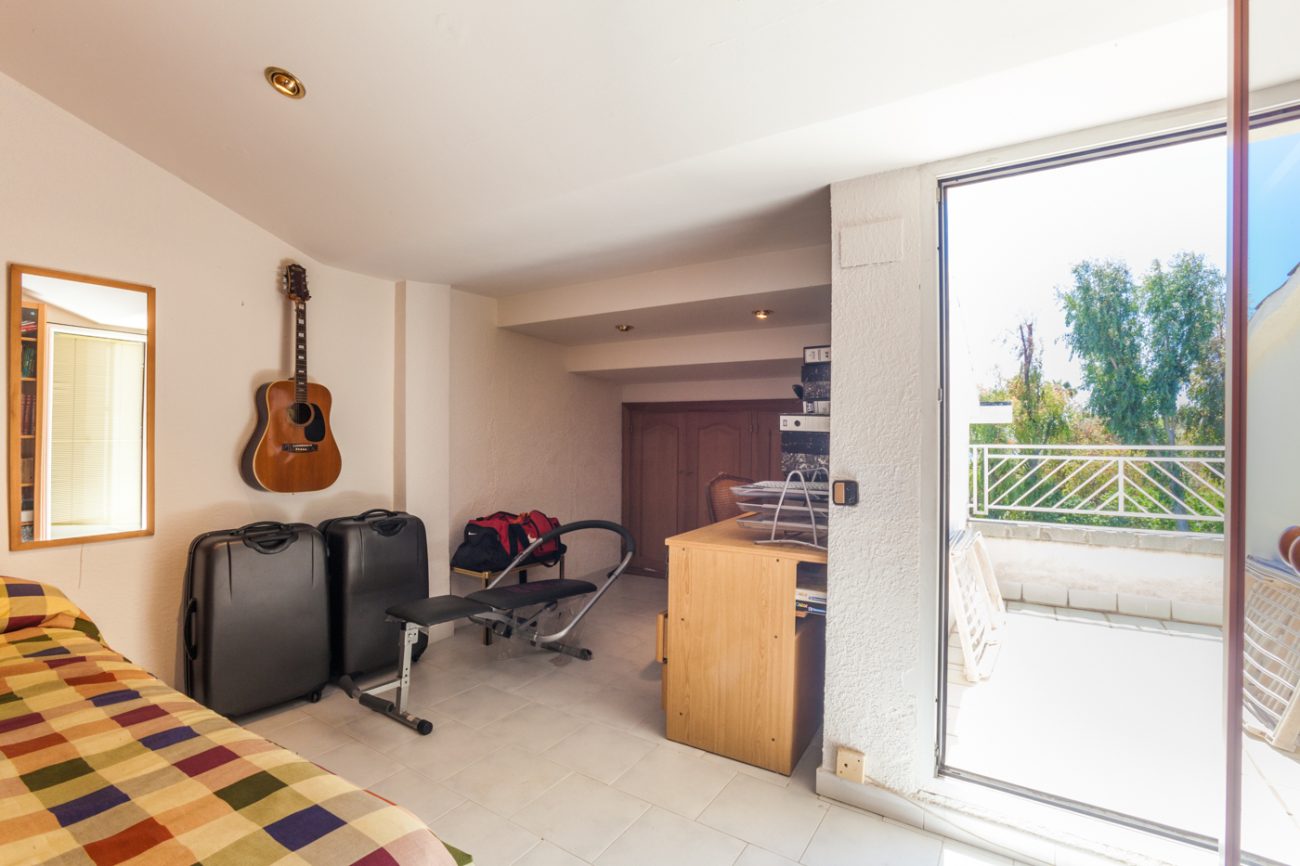 Big semi-detached house in excellent area of Gava