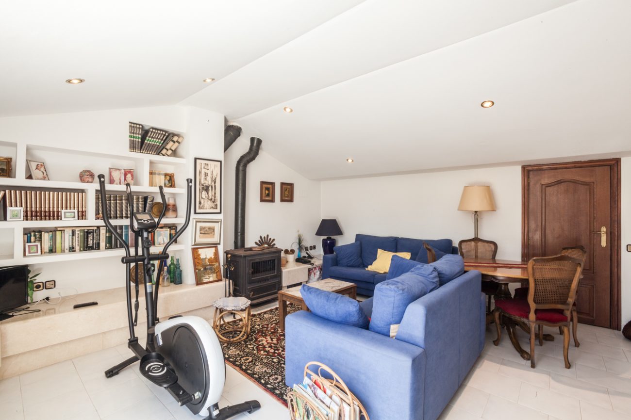 Big semi-detached house in excellent area of Gava