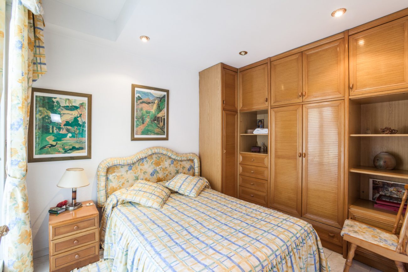 Big semi-detached house in excellent area of Gava