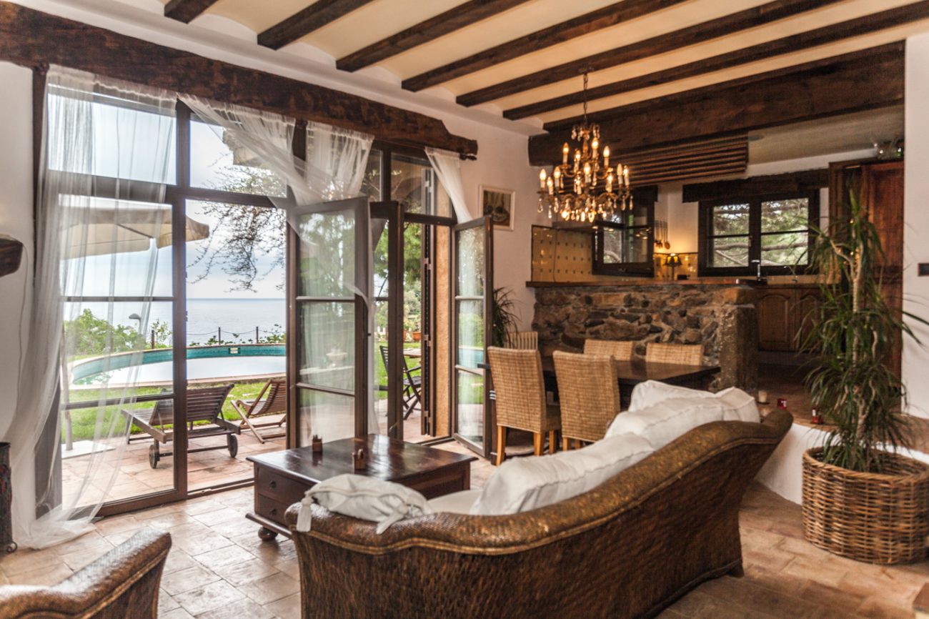 Spectacular house with impressive sea views
