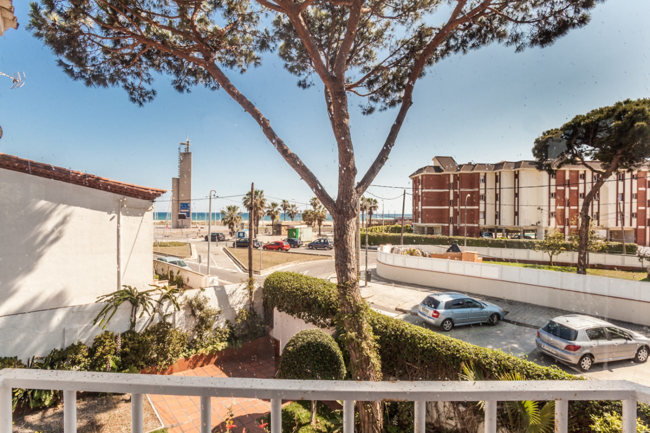 Big house with garden in front of the beach in Castelldefels
