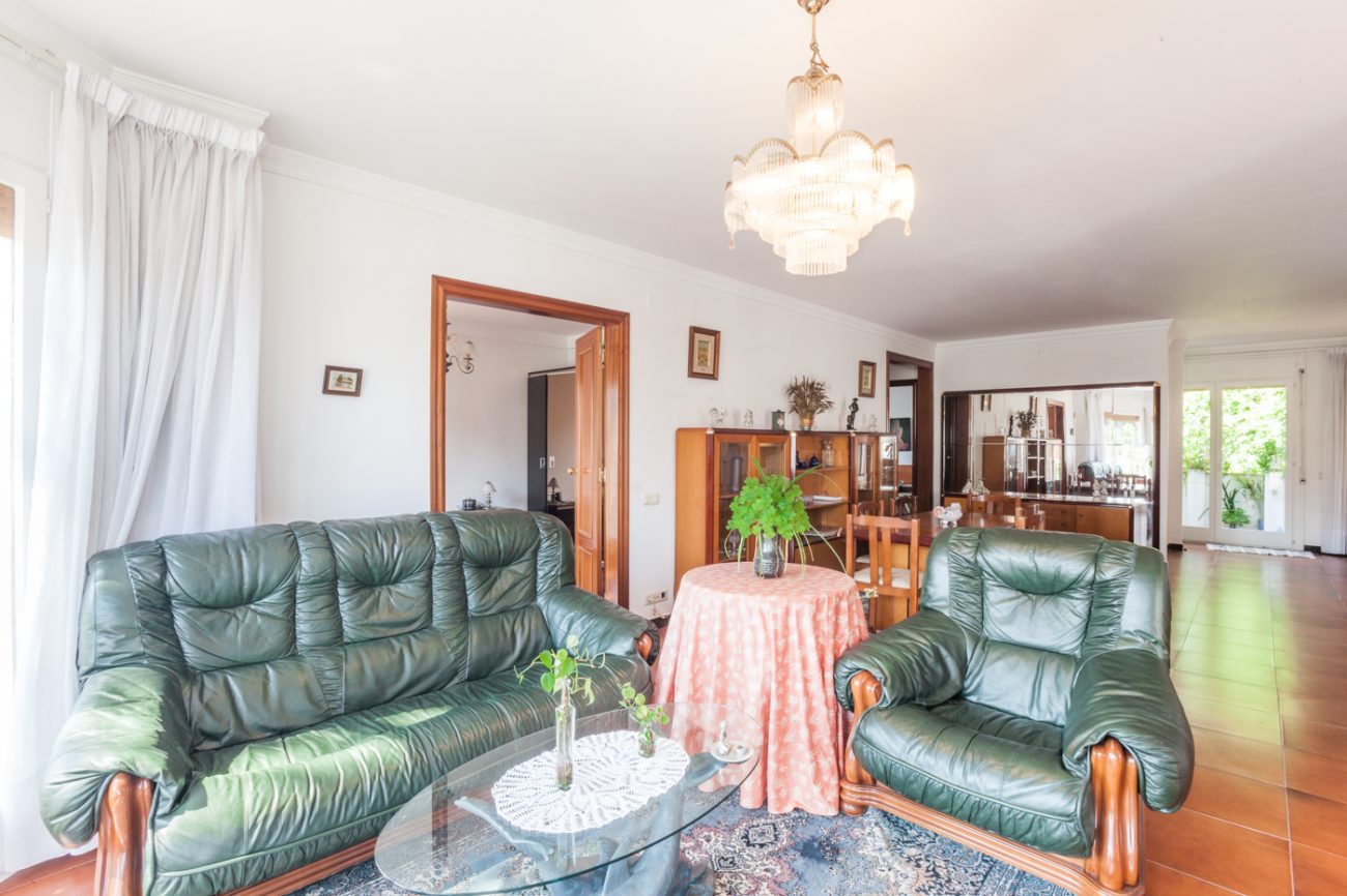 Big house with garden in front of the beach in Castelldefels