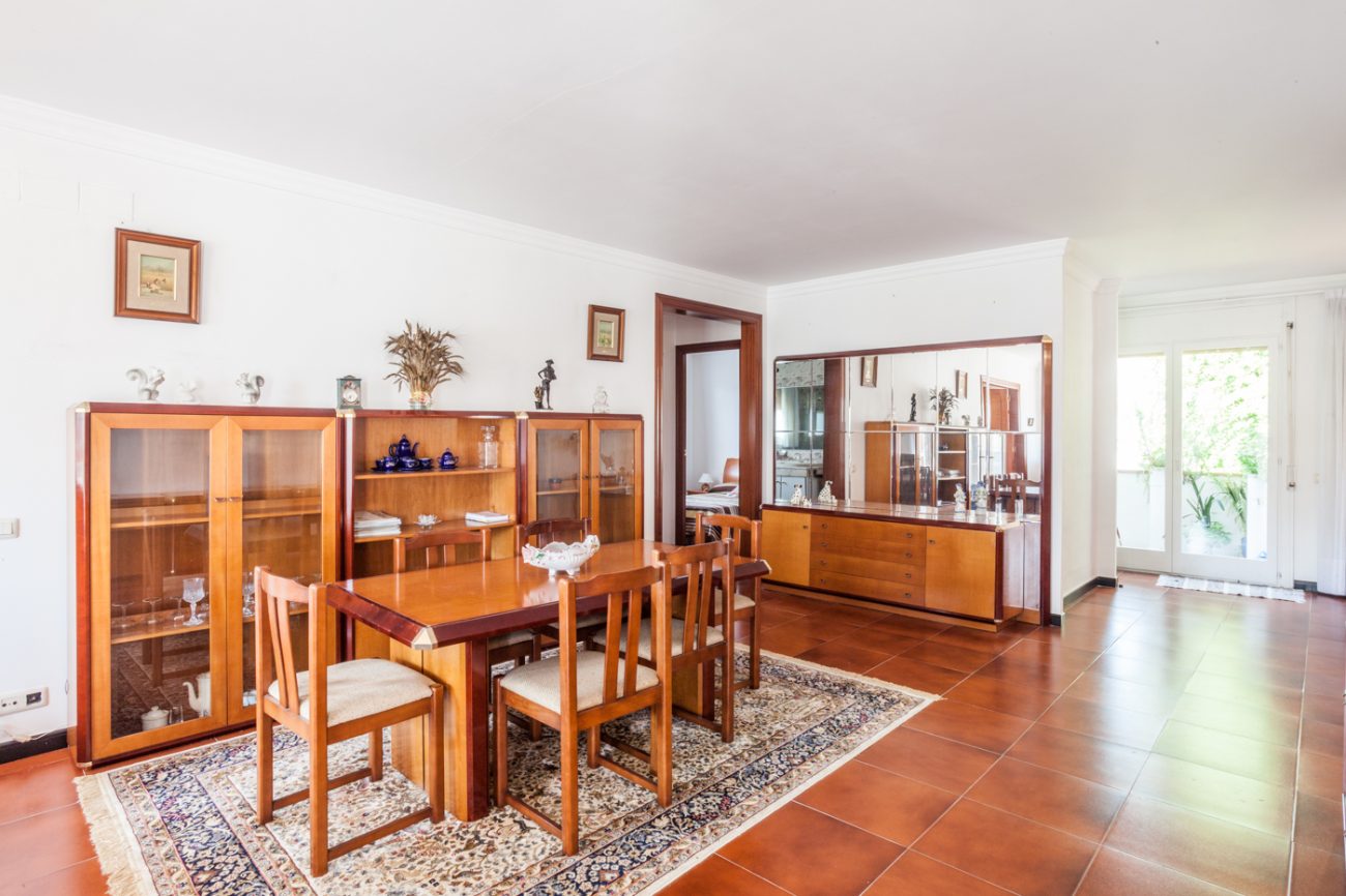Big house with garden in front of the beach in Castelldefels