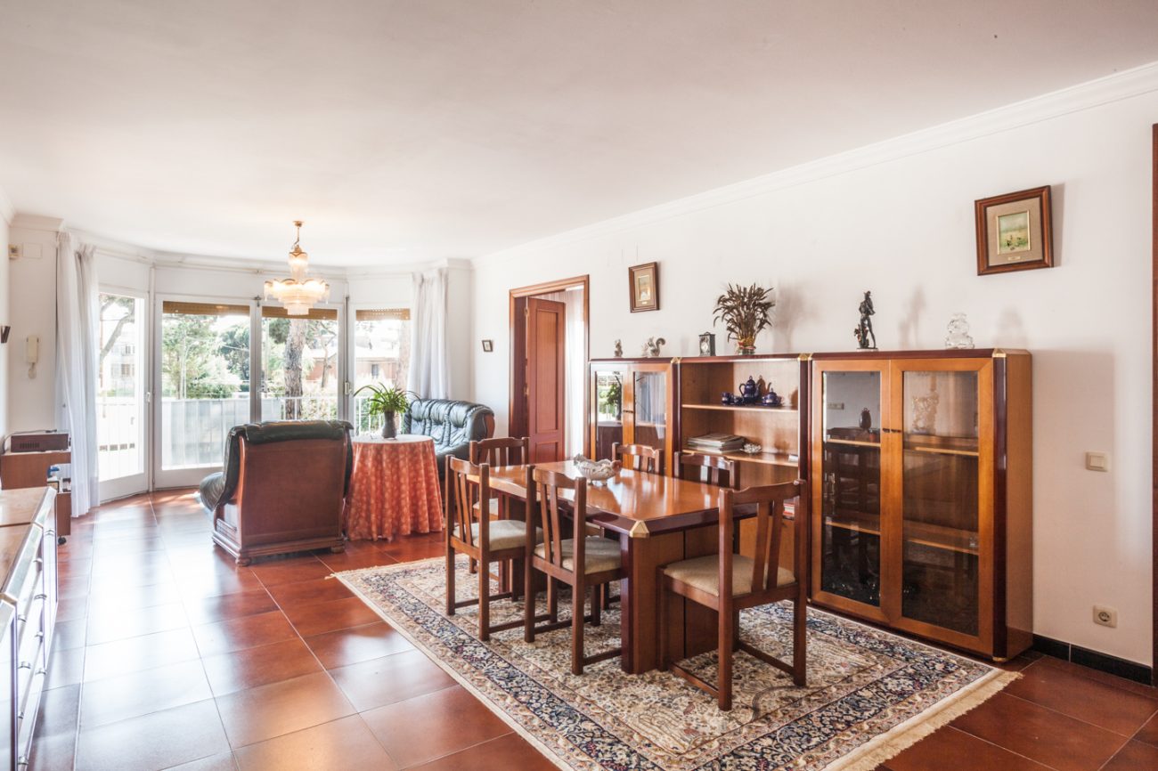 Big house with garden in front of the beach in Castelldefels