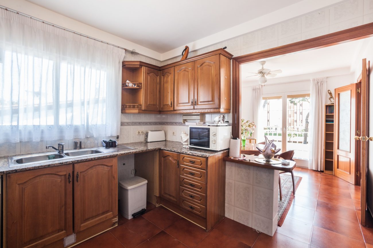 Big house with garden in front of the beach in Castelldefels